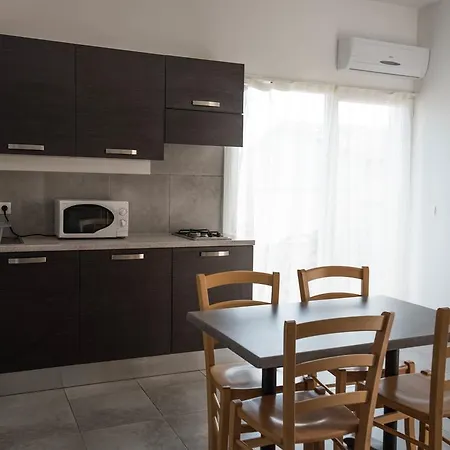 Luna Aparthotel 3*